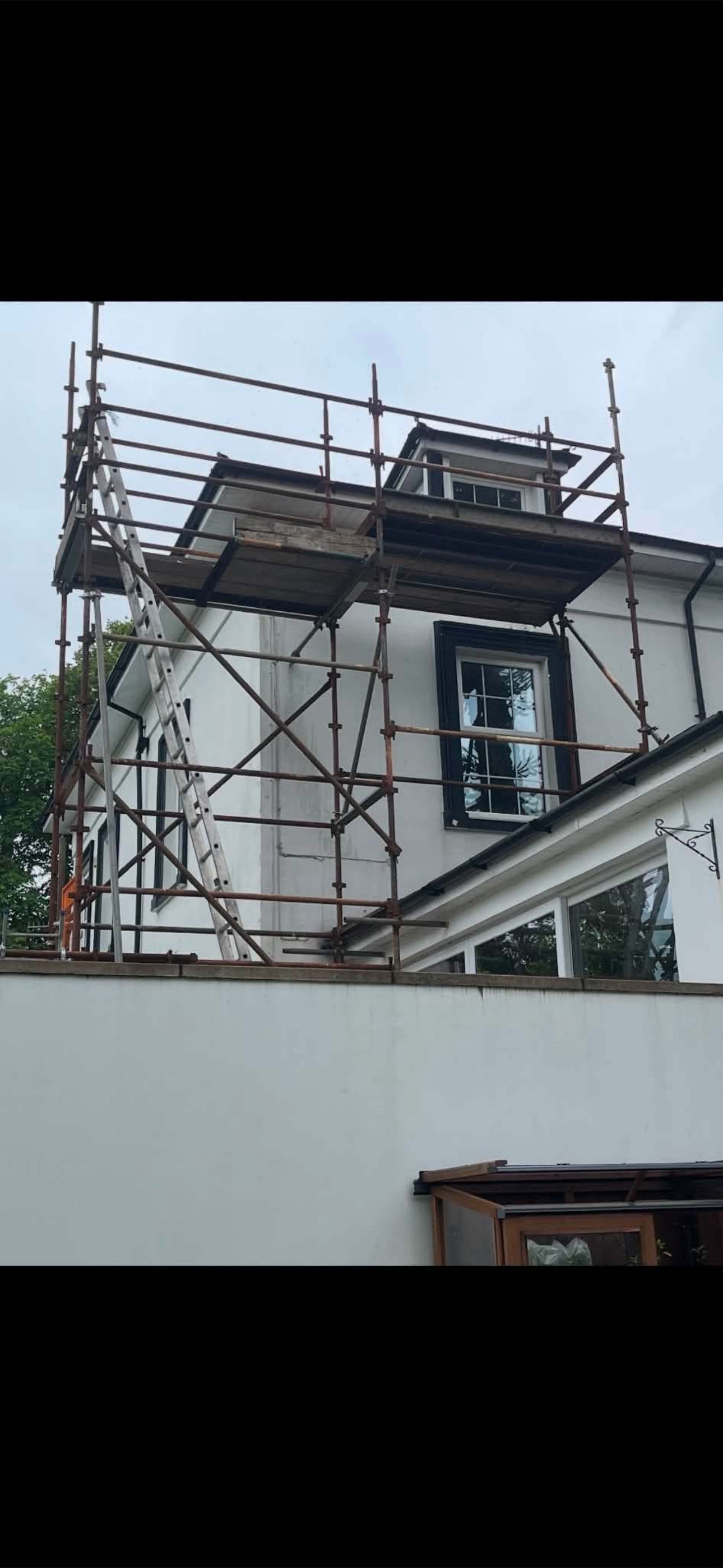 Scaffolding platform providing safe access to a residential roofline